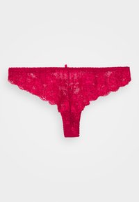 String en dentelle rouge avec motif floral, bords festonnés et une ceinture texturée. Le design présente des détails en dentelle intricats.