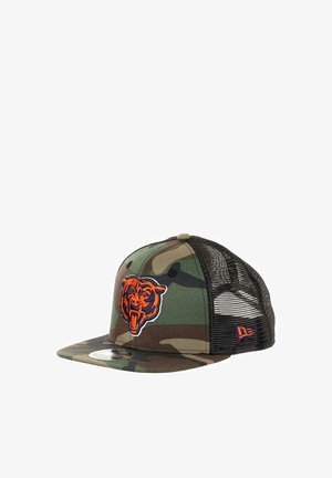 Tarnmuster Snapback-Cap mit einem auffälligen orangefarbenen Bärenlogo. Netzrücken für Atmungsaktivität, flaches Visier und strukturierte Baumwollfront.