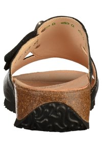 Schwarze Sandale mit Korksohle, Lederinnensohle und strukturiertem Gummiausgang. Die Riemen haben eine matte Oberfläche und einen Schnallenakzent.