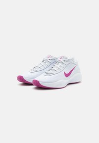 Hvide atletiksko med struktureret strikkemateriale. Har et pink Nike-swoosh og accenter samt en pink gummisål. Letvægtsdesign.