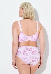 Rosa Bikini-Set mit Muschel-Muster. Das Oberteil verfügt über verstellbare Träger und einen Hakenverschluss, während der hochgeschnittene Unterteil vollständige Abdeckung bietet.