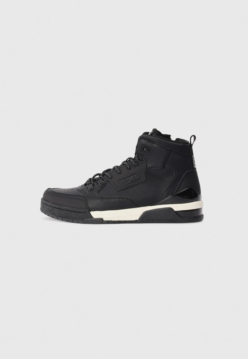 Schwarze High-Top-Sneaker aus synthetischem Material mit strukturierter Oberfläche, runden Schnürsenkeln, gepolsterter Schuhkranz und kontrastierender weißer Sohle.