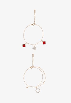 Două brățări din lanț cu ton auriu și încuietori reglabile; una are pandantive pătrate roșii și diamante de cristal, cealaltă are pandantive hexagonale din cristal și mărgele mici.