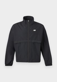 Μαύρο ελαφρύ μπουφάν με φερμουάρ, ψηλό γιακά, ελαστικές μανσέτες, οριζόντια ραφή και λευκό λογότυπο New Balance στο στήθος.