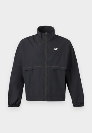 Fekete, könnyű cipzáros dzseki magas nyakkal, rugalmas mandzsettákkal, vízszintes varrással és fehér New Balance logóval a mellrészen.