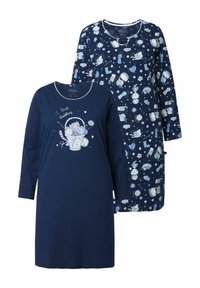 Dwie nocne koszule z granatowej bawełny, jedna z jasnym motywem kota i napisem „Kocham się przytulać”, druga z różnymi zabawnymi wzorami.
