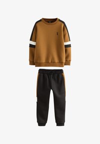 Selezionato, tan brown