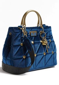 Sac à main en velours bleu avec texture matelassée, ferrures dorées, accents en forme de cœur et double poignées. Comprend une bandoulière amovible et réglable.