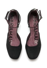 Zapatos de ante negro con tacón cuadrado y correa para el tobillo, que cuentan con una punta cuadrada y una plantilla de color burdeos texturizada con detalles de logotipo reflectantes.