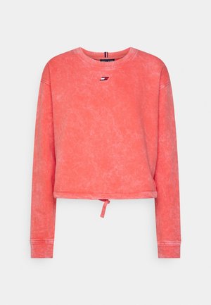 Coral cropped sweatshirt made of soft cotton. Features long sleeves, a round neck, and a small logo detail above the chest. Textured appearance.