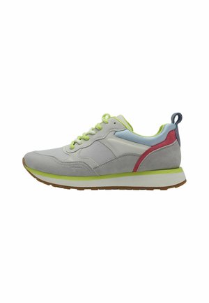 Grijze suède en synthetisch bovenwerk sportschoen met groene accenten, rode en blauwe details, ronde veters en een gestructureerde bruine rubberen zool.