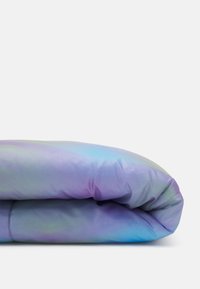 Casaco puffer dobrável, acabamento iridescente, gradiente em tons de roxo pastel e azul, textura suave, detalhes cosidos nos punhos e na bainha.