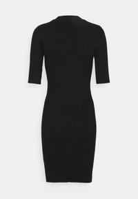 Robe noire en maille côtelée avec manches aux coudes et silhouette fine et ajustée vue de dos sur fond blanc.