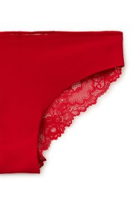 Parte inferiore del bikini rossa con un tessuto liscio e un raffinato bordo in pizzo lungo i bordi, caratterizzata da un motivo floreale e dettagli scallop.