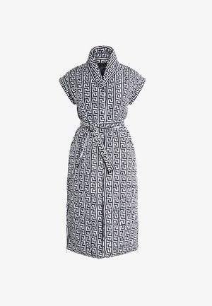 Abito con cintura caratterizzato da un motivo geometrico bianco e nero, maniche corte, colletto e chiusura con bottoni.