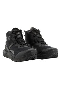 Scarpe sportive nere con tomaia in rete, suole in gomma e dettagli testurizzati. Presentano un design alto e lacci, resistenti per varie attività.