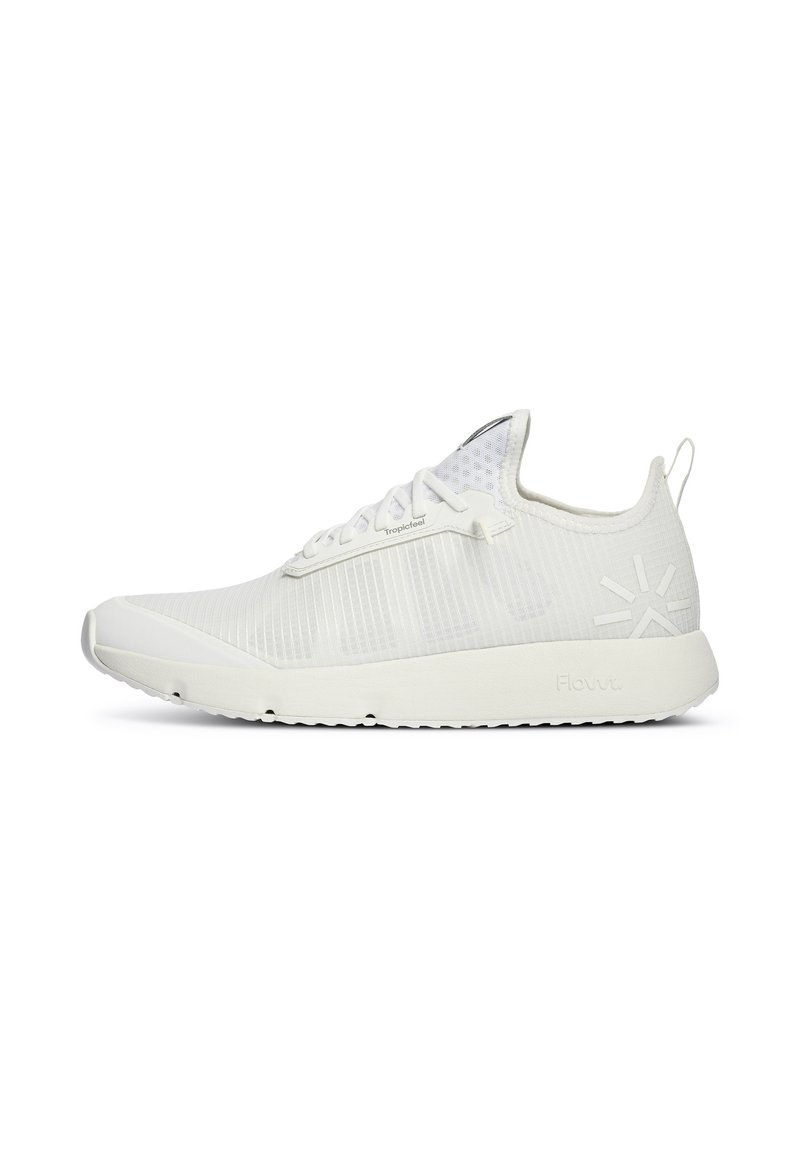 Baskets blanches avec une tige en mesh texturé, des lacets plats et une pointe renforcée. Présente un design minimaliste et une semelle rembourrée.
