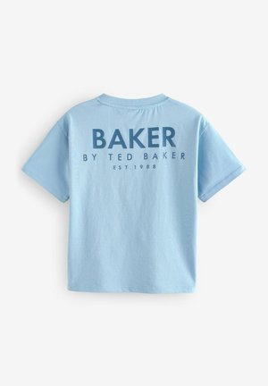 Jasnoniebieska bawełniana koszulka z krótkim rękawem. Na plecach duży napis: "BAKER BY TED BAKER EST. 1988." Miękka faktura, swobodny krój.