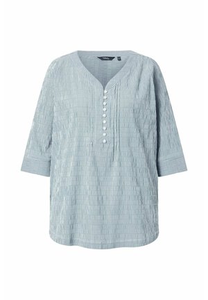 Blusa a righe sottili azzurro chiaro e bianco con maniche a 3/4, scollo a V e una fila verticale di bottoni bianchi sul davanti.
