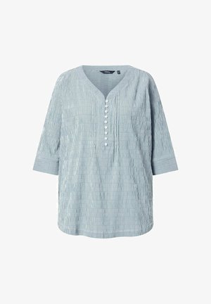 Hellblaue und weiß gestreifte Bluse mit 3/4-Ärmeln, V-Ausschnitt und einer vertikalen Reihe weißer Knöpfe vorne.