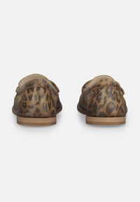Lederloafer im Leopardenmuster mit flacher Sohle, abgerundetem Zehenbereich und feiner Naht entlang der Kanten.