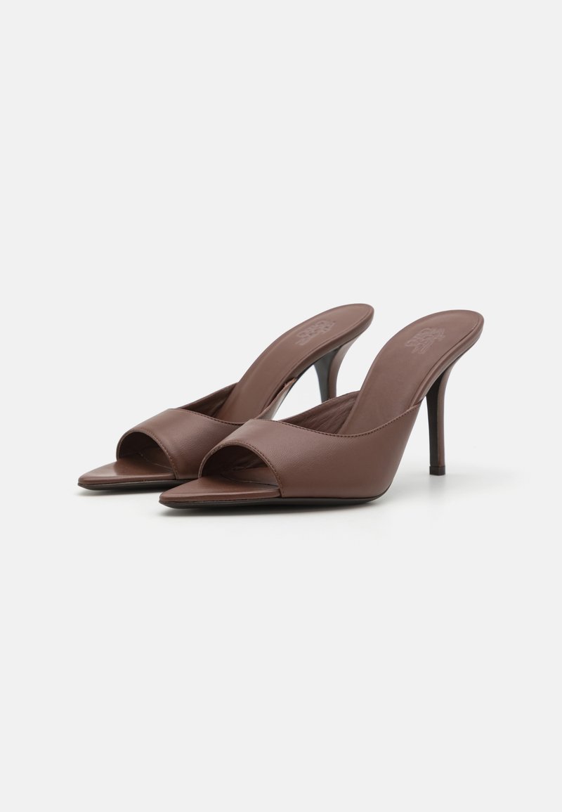 Braune Leder-Slingback-High Heels mit offener Zehenpartie, einem geschwungenen Design, einem schlanken Absatz und einer glatten Textur. Sie besitzen eine schlichte Silhouette und minimale Akzente.