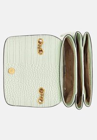 Světle zelená peněženka s krokodýlím vzorem a zlatými akcenty, s magnetickým uzávěrem a třemi vnitřními oddíly podšitými béžovou látkou.