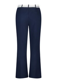 Marineblauwe broek met een uitlopende pasvorm, voorzien van een wit gestreepte tailleband en een enkele achterzak. Soepele textuur, op maat gemaakte pasvorm.