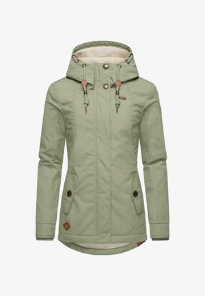 Lichtgroene waterdichte jas met capuchon, voorzien van beige accenten, een ritssluiting aan de voorkant en twee zijzakken met drukknopen.