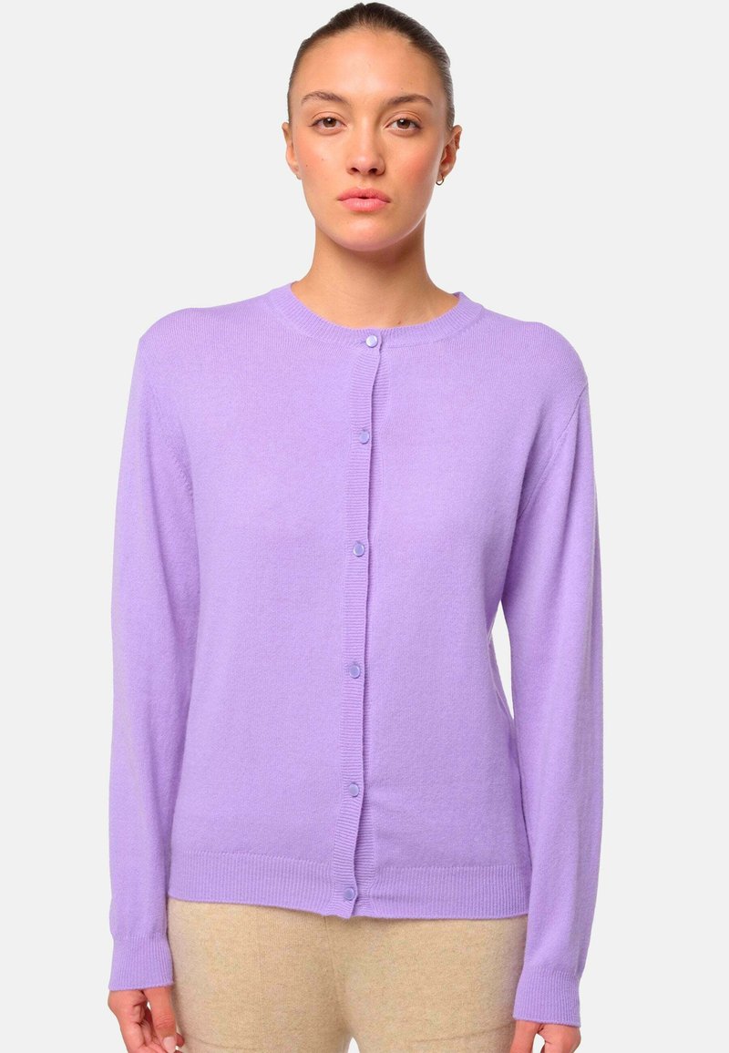 Cardigan lavande clair en tissu doux, avec un col rond, des boutons, des manches longues et des poignets et un ourlet côtelés.
