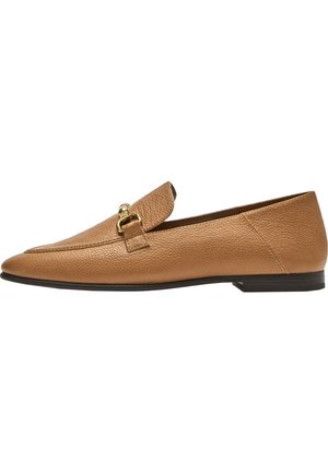 Mocassins en cuir fauve avec une finition texturée, un bout pointu et un accent de boucle dorée sur le dessus. Semelle plate avec une bordure noire minimaliste.