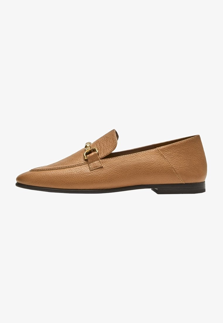 Mocassins en cuir fauve avec une finition texturée, un bout pointu et un accent de boucle dorée sur le dessus. Semelle plate avec une bordure noire minimaliste.