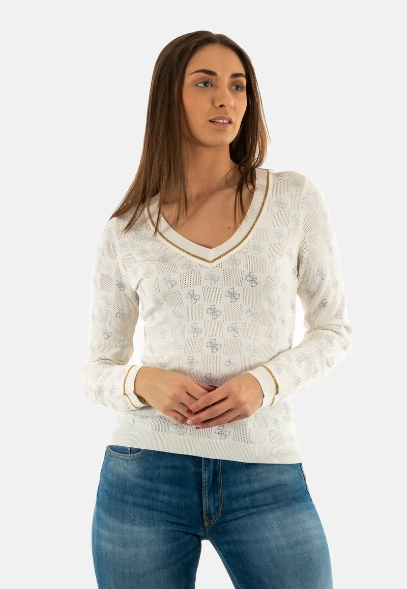 Pulover tricotat cu decolteu în V, de culoare albă, având un model texturat și accente de un bleumarin deschis. Manșete și tiv ribbate, cu un detaliu de ornare aurie.