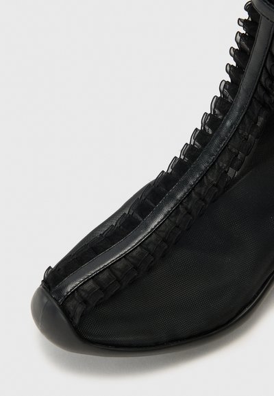 Collina Strada RUFFLE BOOTS - Bottines - black