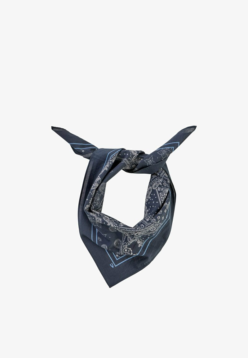 Mørkeblå bandana med lyse paisley-mønstre bundet i en knude, der viser både spidse ender og et foldet hjørne.