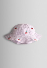 Cappello a secchiello a righe rosa con ciliegie rosse ricamate, caratterizzato da una tesa larga e una texture morbida del tessuto.