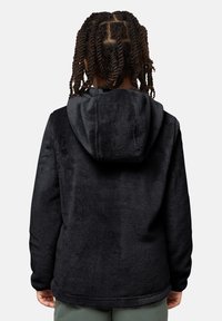 Schwarze Fleece-Hoodie mit weicher Textur, befestigter Kapuze und lockerer Passform, mit doppelter Verarbeitung und ohne sichtbare Verschlüsse.