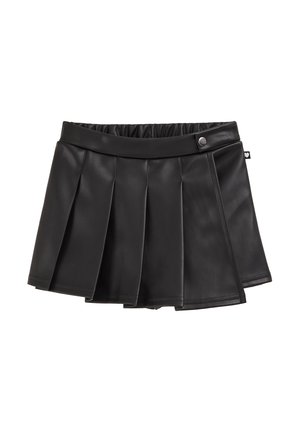 Schwarzer, kunstlederner, plissierter Rock mit elastischem Taillenbund und seitlichem Knopfdetail. Glatte Textur und kurze Länge.