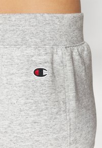 Grau Baumwoll-Sweatpants mit strukturierter Oberfläche, mit einem gestickten Logo in Rot, Weiß und Schwarz am Bund.