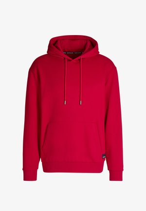 Czerwona bluza z kapturem wykonana z miękkiej bawełny, z kieszenią kangurką, regulowanymi sznurkami i ściągaczami na rękawach. Ozdobiona naszywką z logo na dole.
