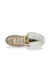 Zapatillas con un upper de estampado de leopardo en oro y marrón, collar de peluche blanco y cordones blancos. Presenta una suela beige.