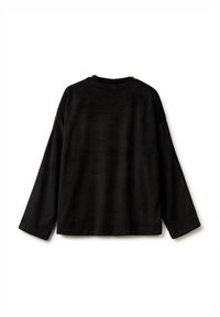 Černý dlouhý top s dlouhými rukávy vyrobený z měkké tkaniny, s kulatým výstřihem a volným střihem. Hladká textura bez viditelných vzorů nebo doplňků.