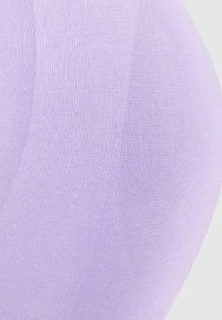 Gros plan sur un tissu lilas à côtes, mettant en avant une texture lisse et un léger éclat. Le matériau semble extensible, soulignant les contours et les courbes.
