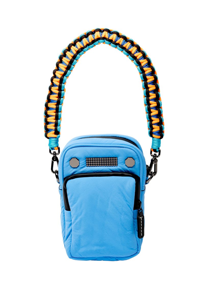 Sac bandoulière en tissu bleu clair avec une sangle tissée à motifs ; comporte une poche zippée à l'avant et des accents de quincaillerie décoratifs.