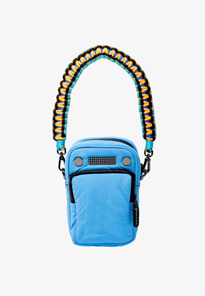 Sac bandoulière en tissu bleu clair avec une sangle tissée à motifs ; comporte une poche zippée à l'avant et des accents de quincaillerie décoratifs.