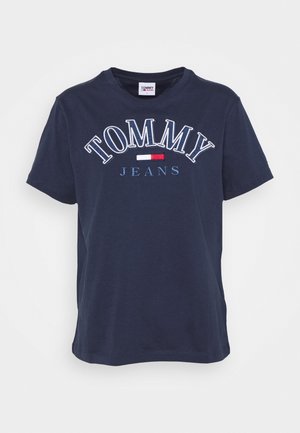 Camiseta de manga corta azul marino con texto "TOMMY JEANS" y logo en rojo, blanco y azul en el pecho.