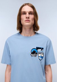 Napapijri MONTEPIANA - Triko s potiskem - faded denim i84