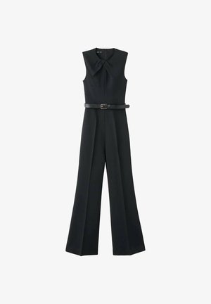 Czarny bezrękawnik z płaskim kołnierzem, talią z paskiem i szerokimi nogawkami. Wykonany z gładkiej tkaniny, z ukrytym zamkiem z tyłu.