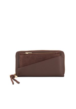 Cartera de cuero y ante marrón oscuro con cremallera dorada y tira de ante, con un bolsillo de ante inclinado en la parte frontal.