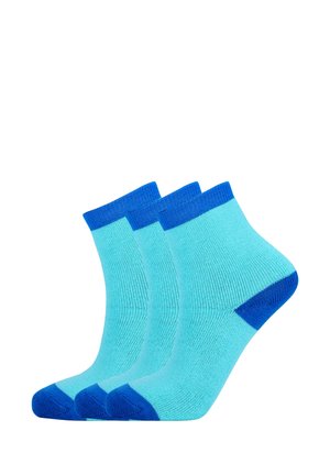 Drie paar enkelsokken in lichtblauw met donkerblauwe geribde boorden en teenaccenten. Zachte, rekbare stof met een gladde textuur.